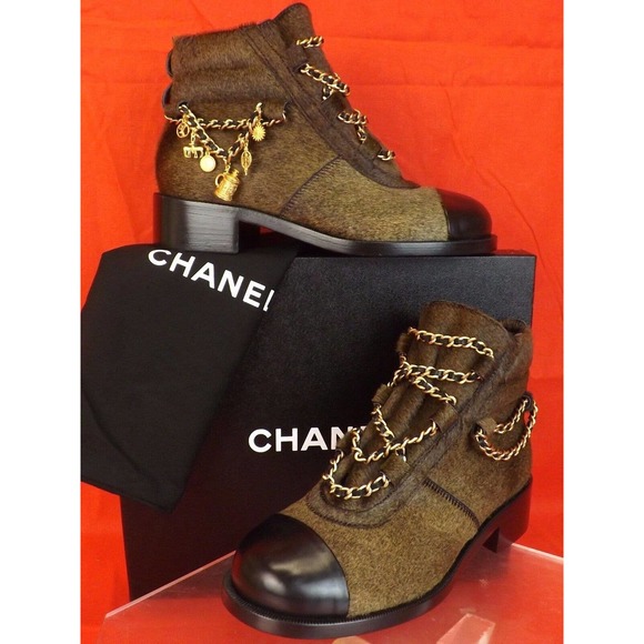 NIB CHANEL BROWN GOLD CHARMS CHAIN BLACK CAP TOE PONY HAIR ANKLE BOOTS 38.5 $2K - Picture 2 of 12